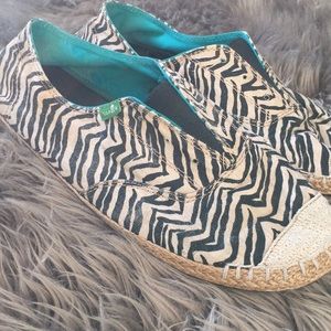 Sanuk Zebra print Closed Toed Sandal sz 9